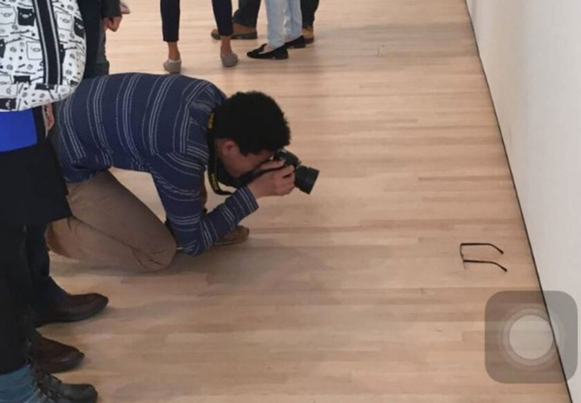 Occhiali appoggiati arte