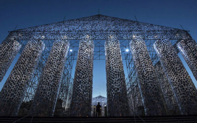 I 100.000 libri banditi che rivestono il tempio Greco di Marta Minujin