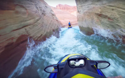 In moto d'acqua nei canyon del lago Powell in Arizona