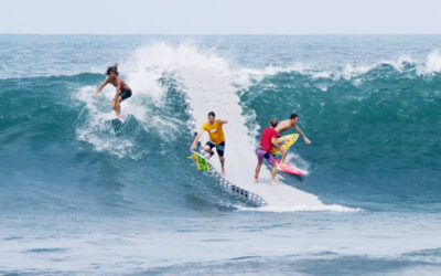 Il molo in mezzo al mare a Bali per fare surf