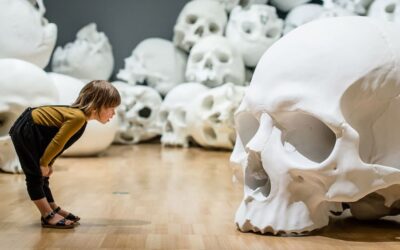 I 100 teschi di Ron Mueck alla NGV Triennal