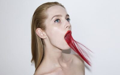 Glitter, capelli e corpi in lattei sfondi, la seire di Andi Galdi Vinko