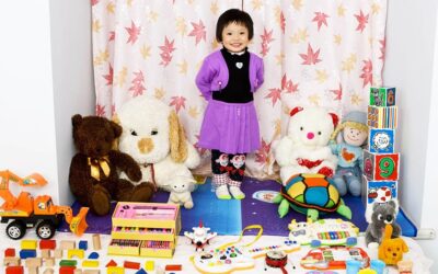 I bambini del mondo coi loro giocattoli fotografati da Gabriele Galimberti