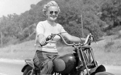 Il fascino delle donne motocicliste fotografate negli anni '40 di Loomis Dean