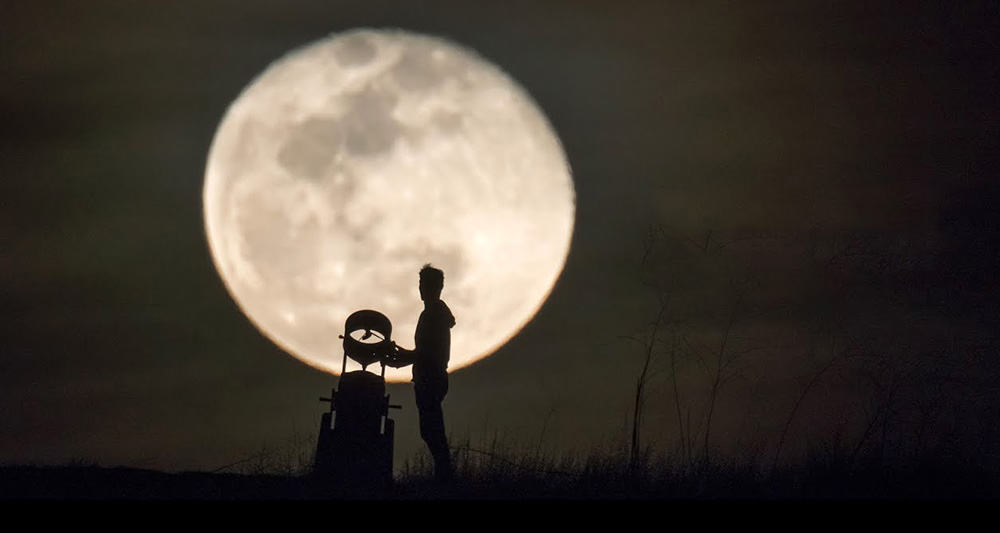 La meravigliosa reazione nel guardare la luna dalle strade cittadine La meravigliosa reazione nel guardare la luna dalle strade cittadine