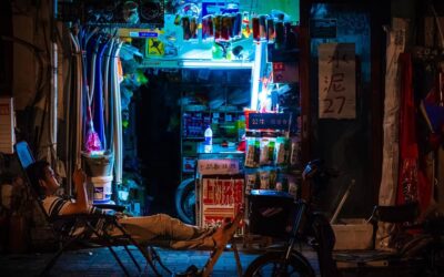 L'invitante bagliore dei negozi notturni di Shanghai mostrato da Florian Mueller