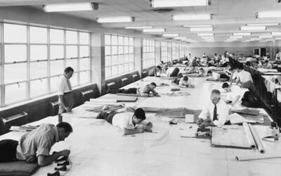 Scene di vita quotidiana negli studi di architettura di una volta