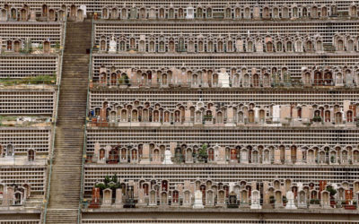 Il cimitero verticale di Hong Kong nelle fotografie di Finbarr Fallon
