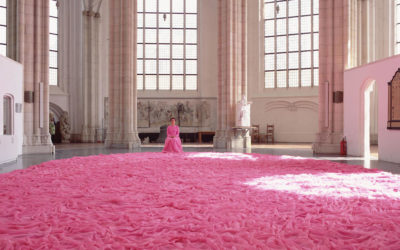 Il tessile come arte, gli abiti oversize di Beverly Semmes