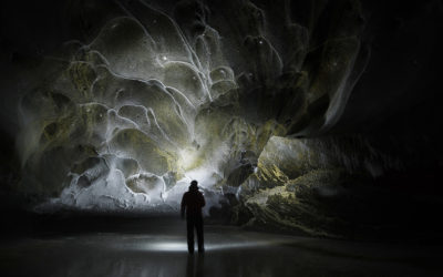 Splendide formazioni di ghiaccio di una grotta in Alaska fotografate da Paxson Woelber