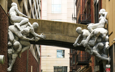 Gli umanoidi aggrovigliati di Miguel Horn a sostegno di un ponte a Filadelfia