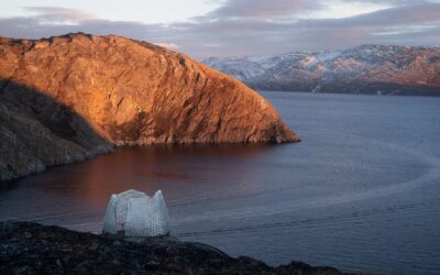 Il padiglione trasparente tra i fiordi della Groenlandia