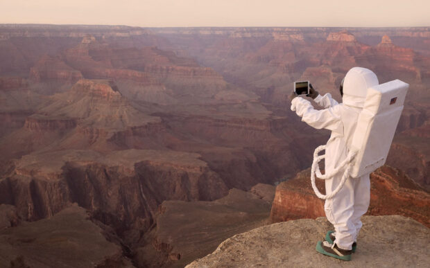 “Greetings From Mars” , una parodia alla selfite contemporanea
