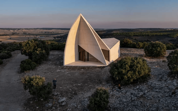 La cappella ispirata ad un origami nel paesaggio della Spagna centrale