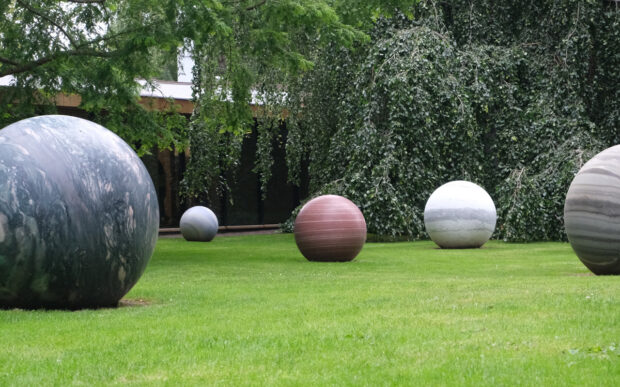 Le pietre sferiche di Alicja Kwade