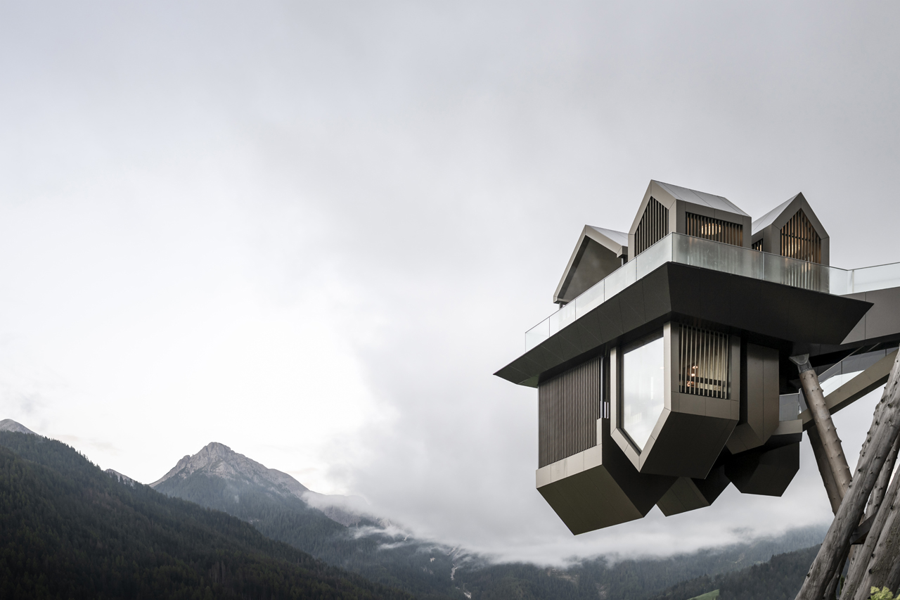 hub-of-huts-l-architettura-sottosopra-in-valdaora