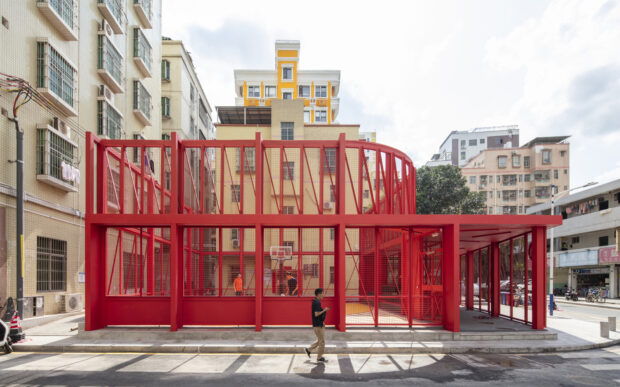 Un piccolo padiglione rosso nel centro urbano