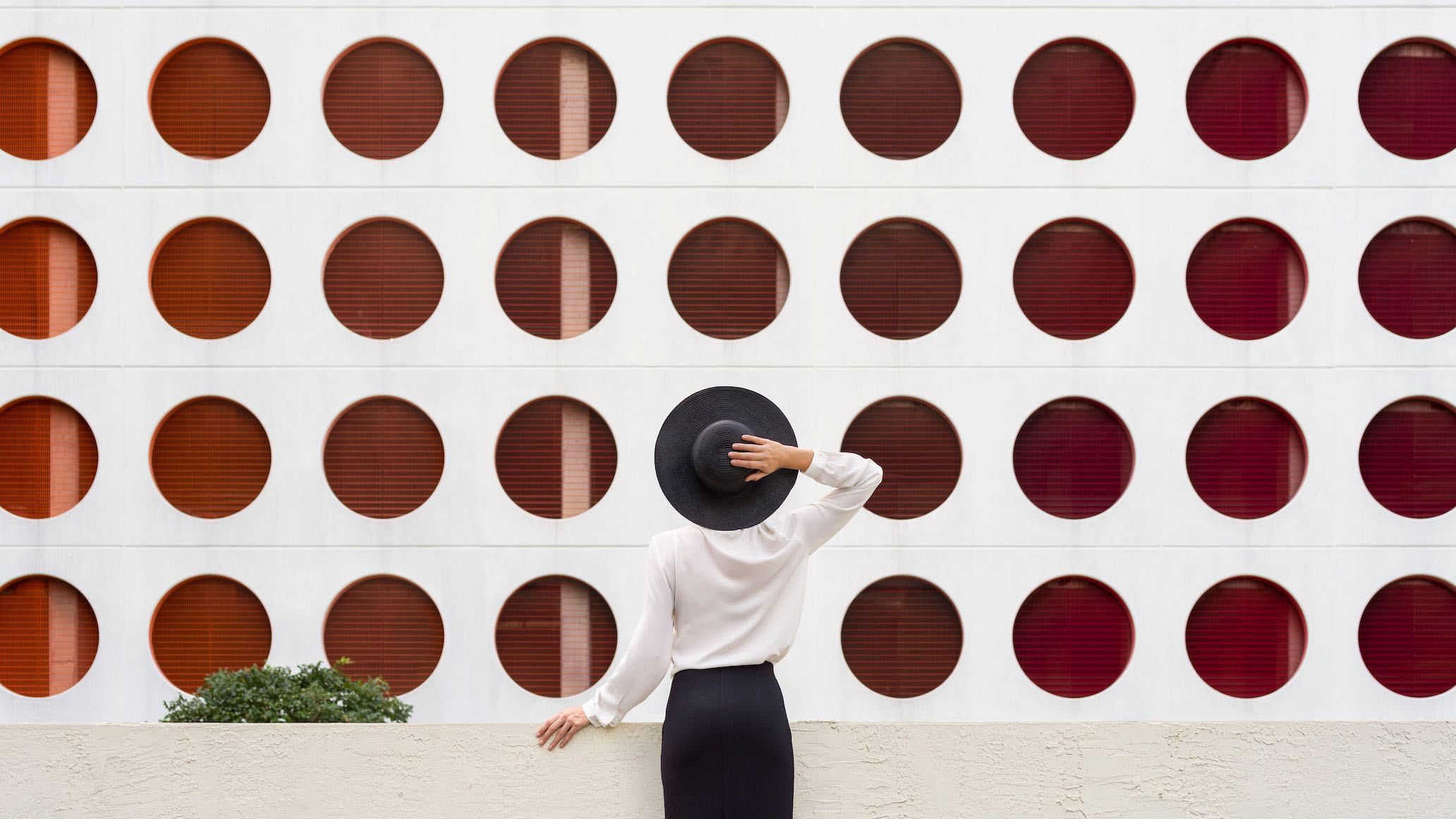 Le ironiche fotografie ispirate all’architettura di Anna Devís e Daniel ...