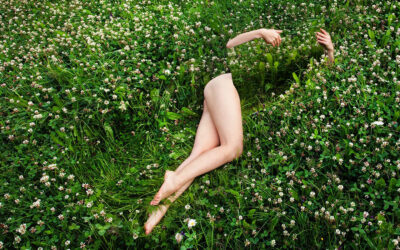 “Reflecting on Nature”, gli autoritratti nella natura di Loreal Prystaj