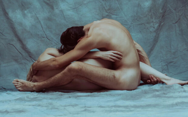 I corpi che si incontrano nelle fotografie di Sarah Salazar